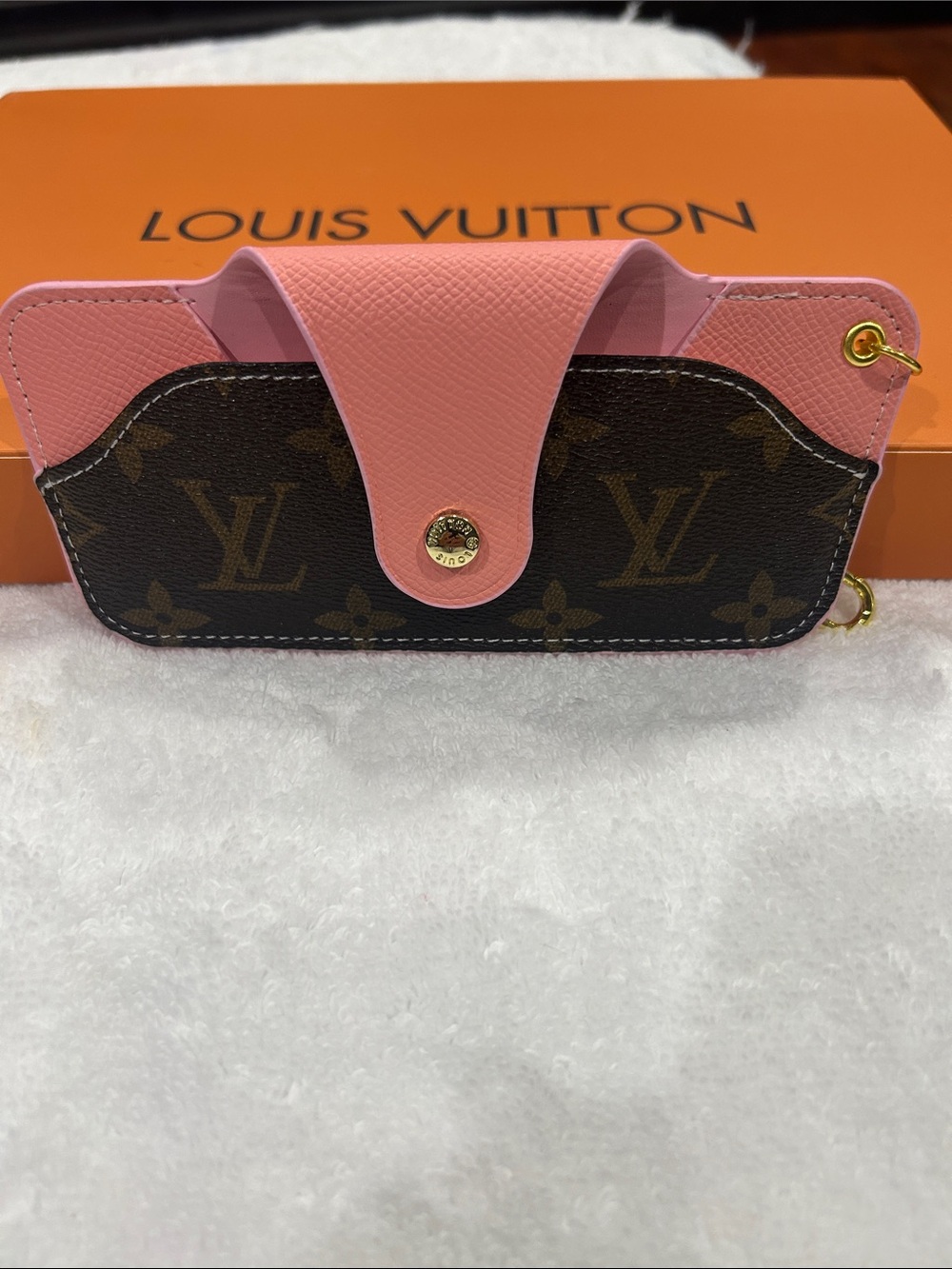 GLASSES HOLDER